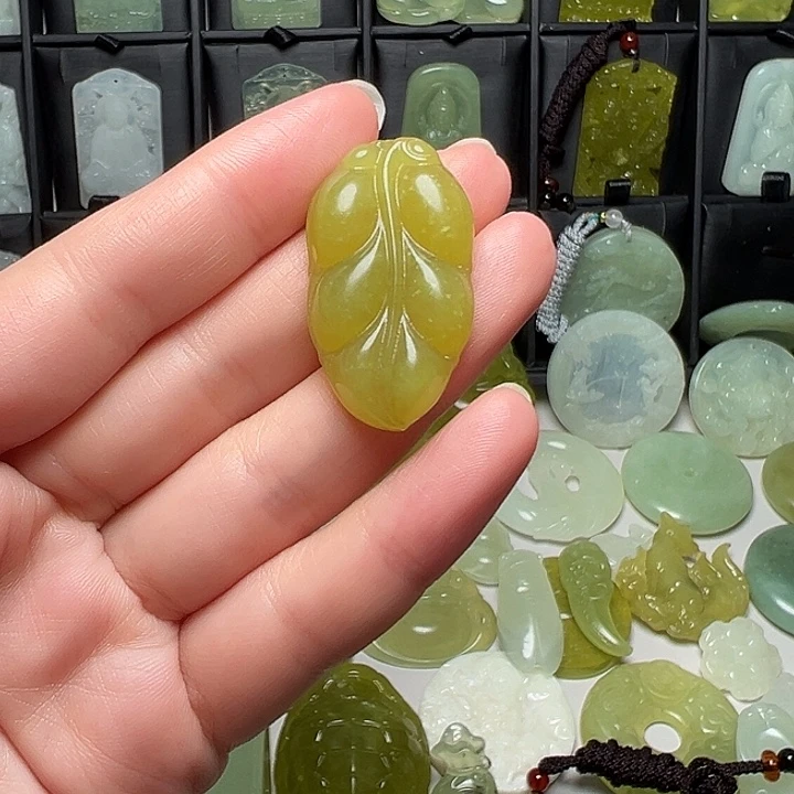 岫玉未镶嵌吊坠(赠链)