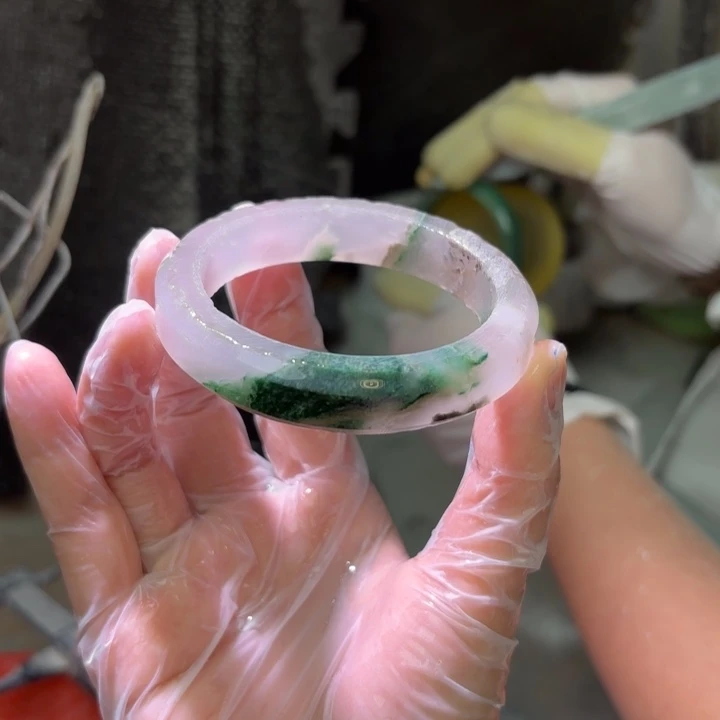 一***人石英质玉未镶嵌手镯定制