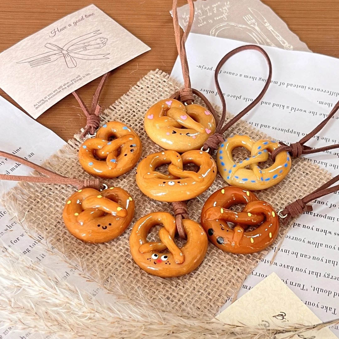 【包小汪】（直播自选）手绘碱水结碱水面包挂件「手工制品 默认微瑕」