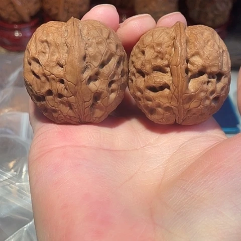 文玩核桃把件铁南疆带彩40