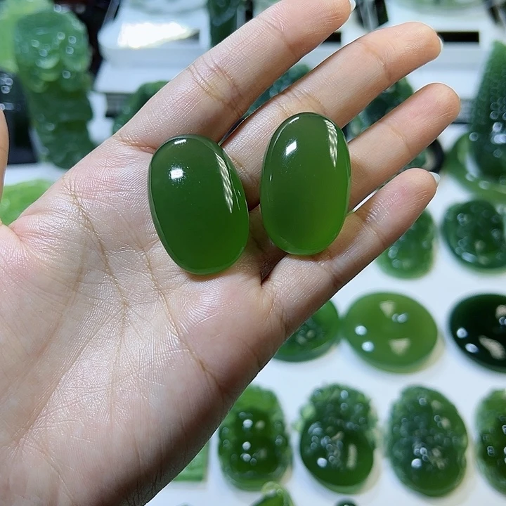 蛇纹石玉颈饰未镶嵌经*