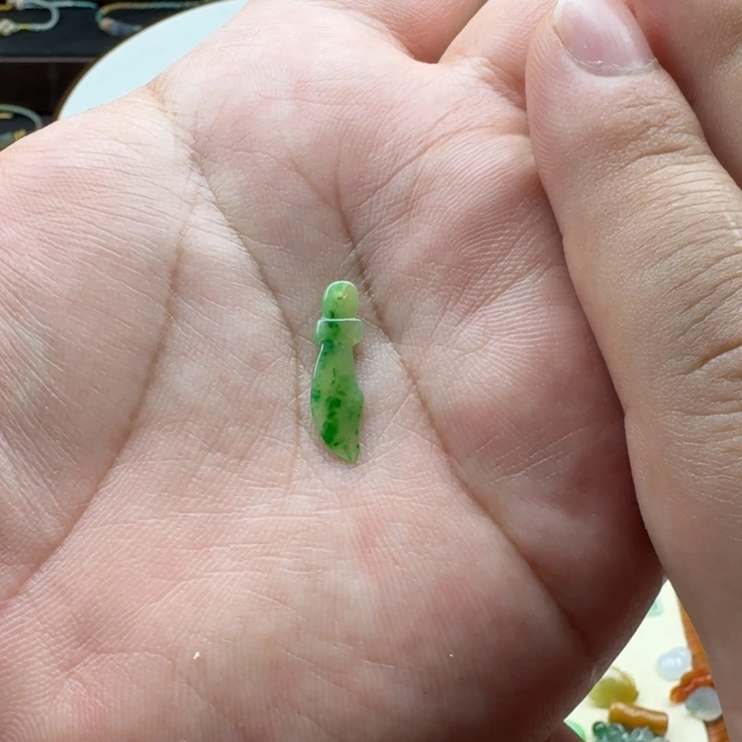 翡翠未镶嵌颈饰出***仙