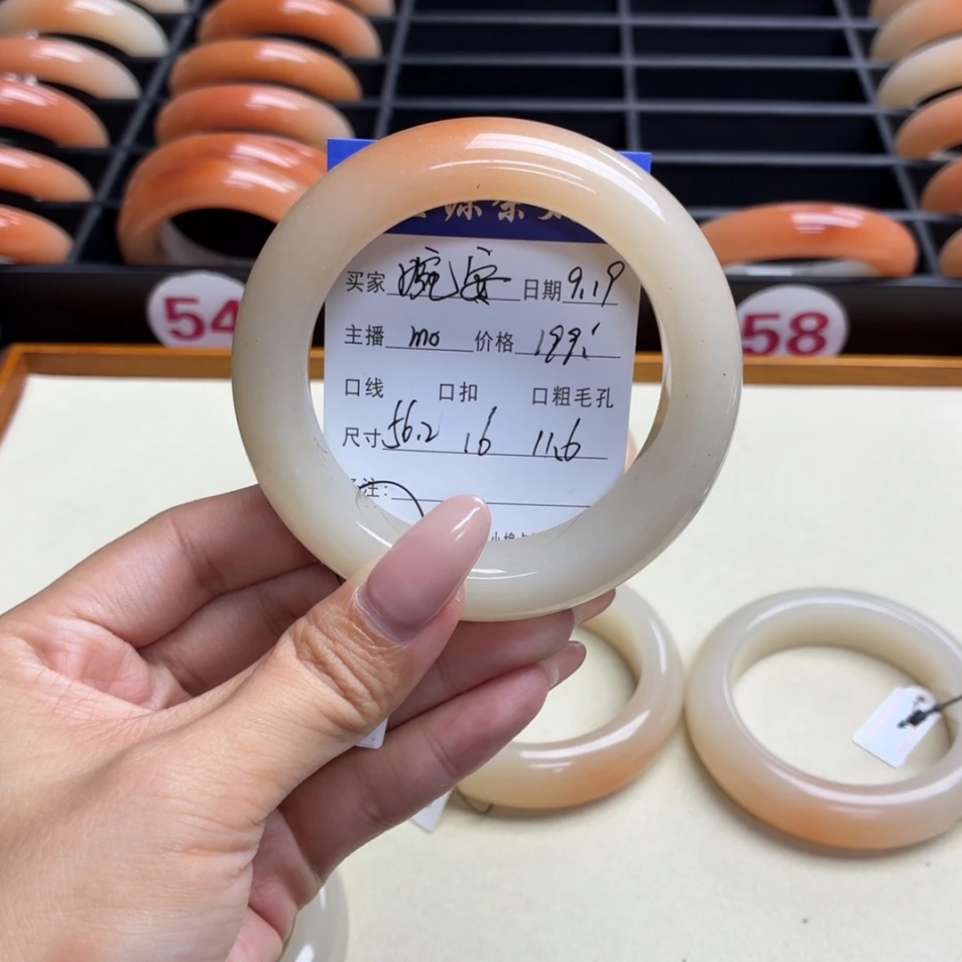 婉***。未镶嵌手镯石英质玉