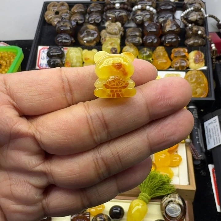 蜜蜡未镶嵌颈饰花熊