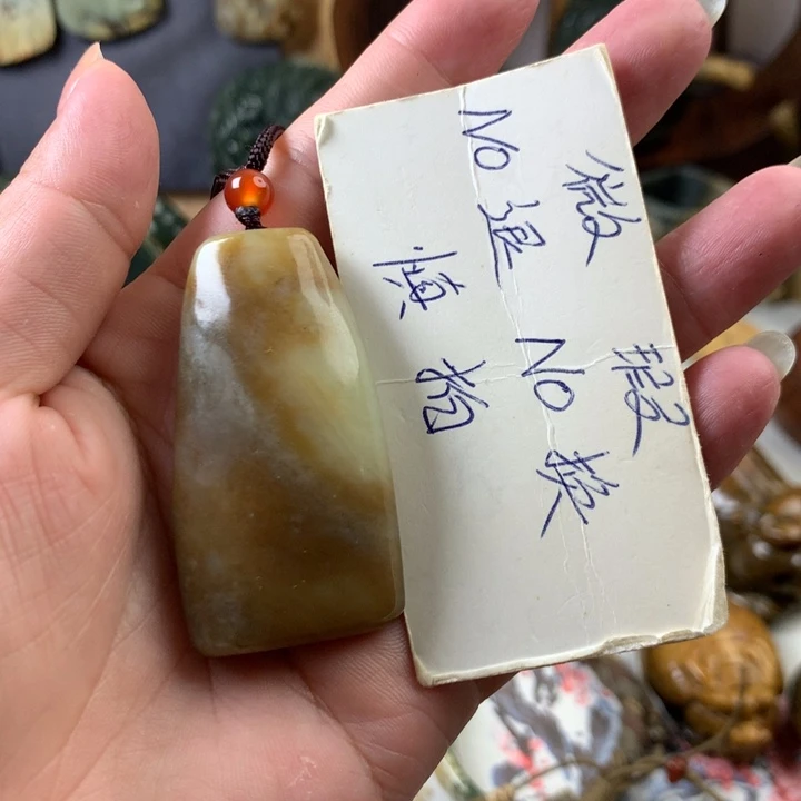 透闪石质玉未镶嵌颈饰