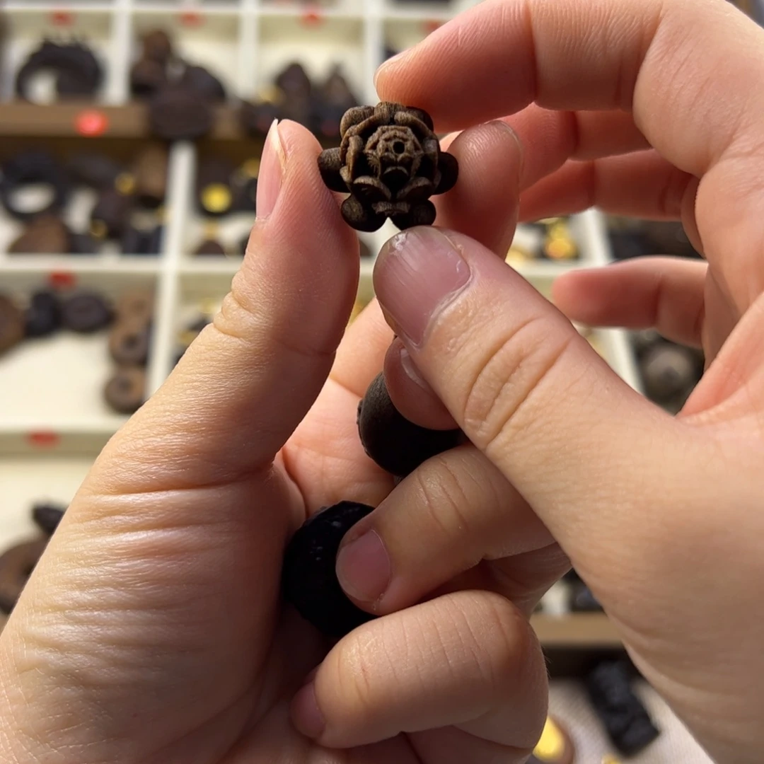 @***心木质类莲花手机随行脖挂配饰