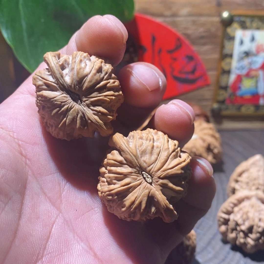 文玩核桃吊坠白狮子