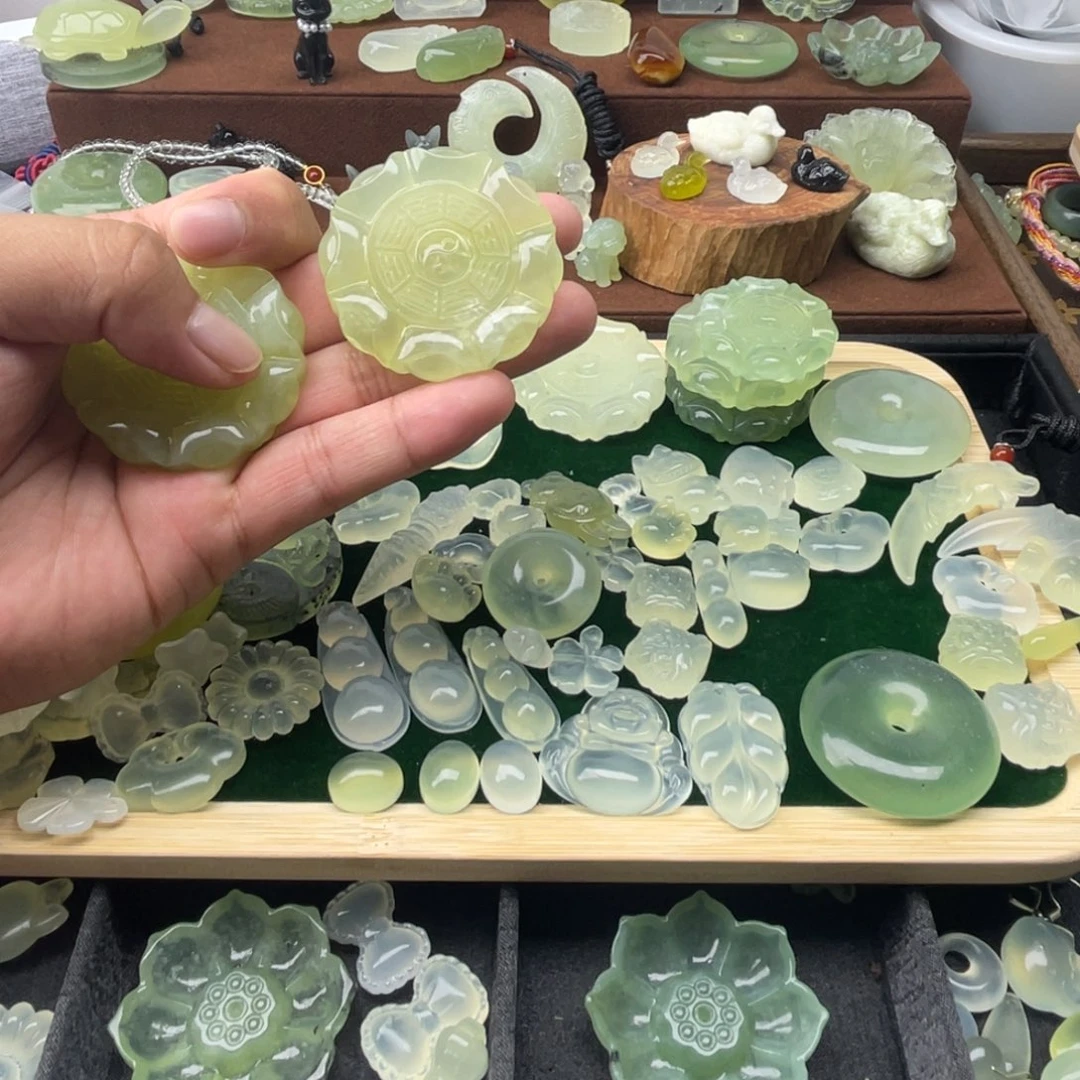 灯***珊未镶嵌蛇纹石玉颈饰