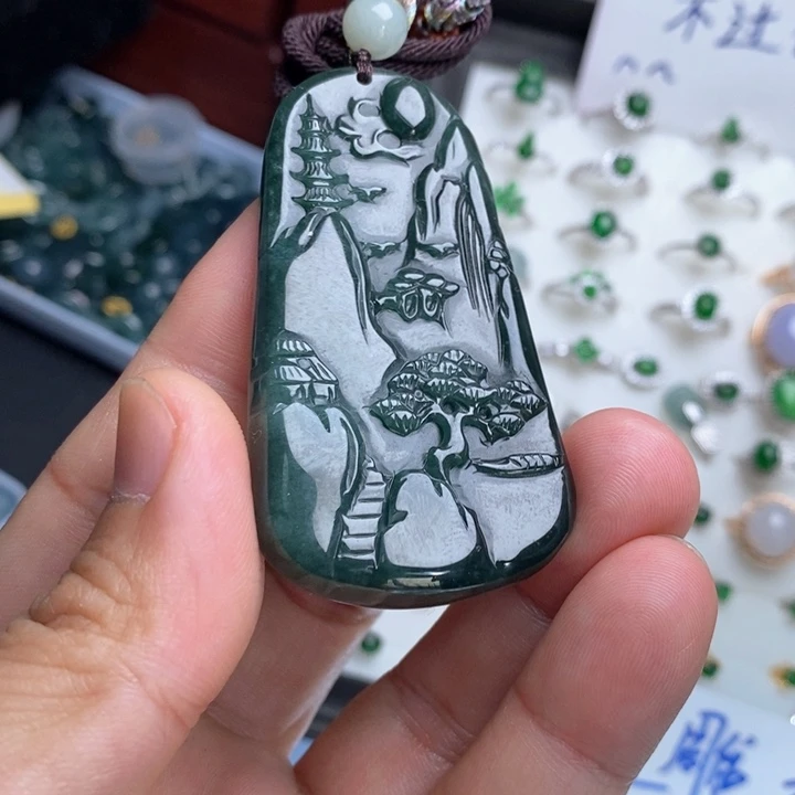 翡翠颈饰未镶嵌山水