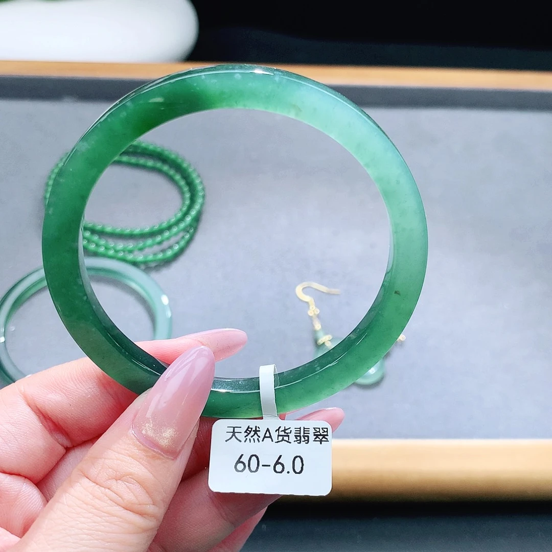 未镶嵌手镯（圆镯）翡翠