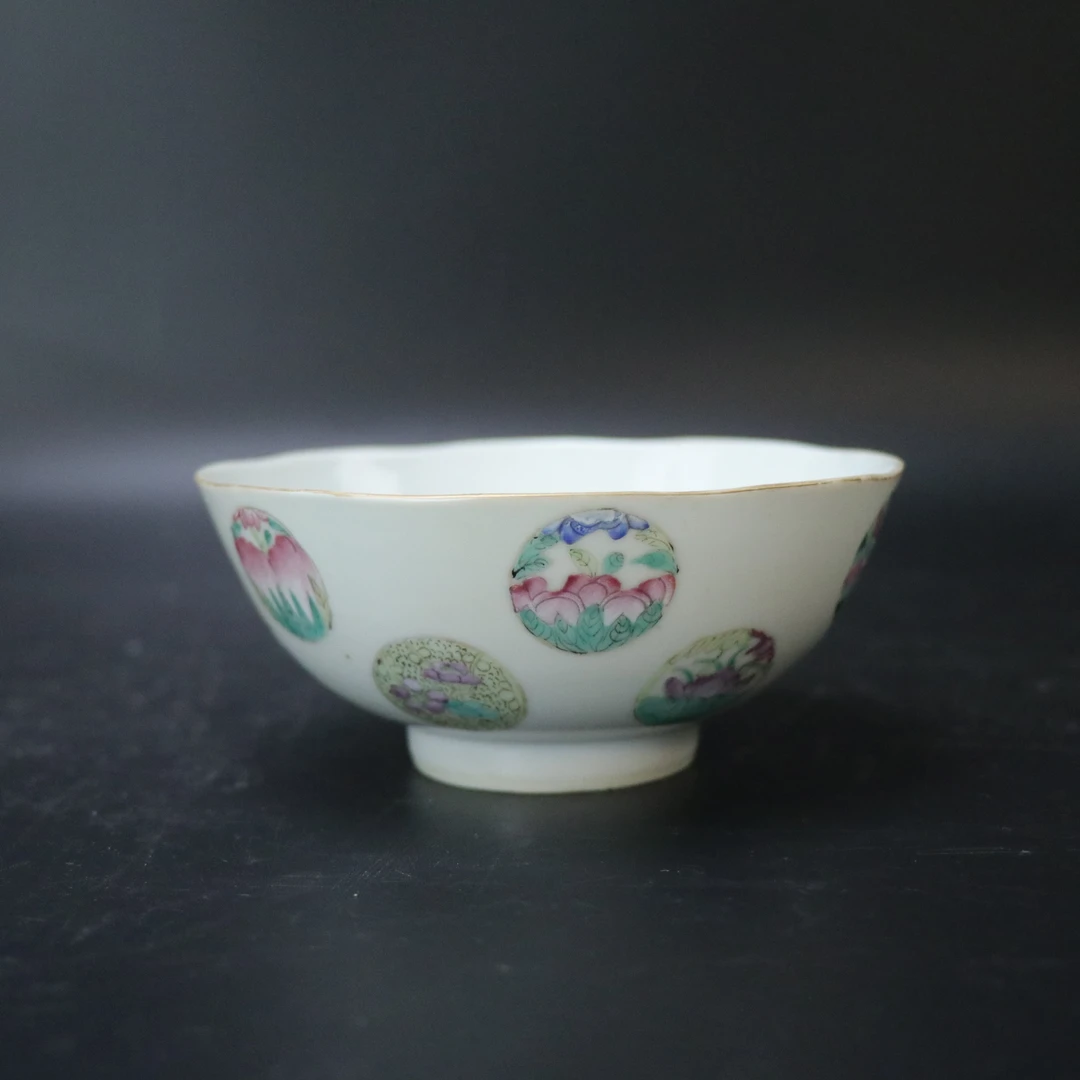 Lot.25120258清同治粉彩皮球花碗 高：约5.5cm直径：约13.1cm