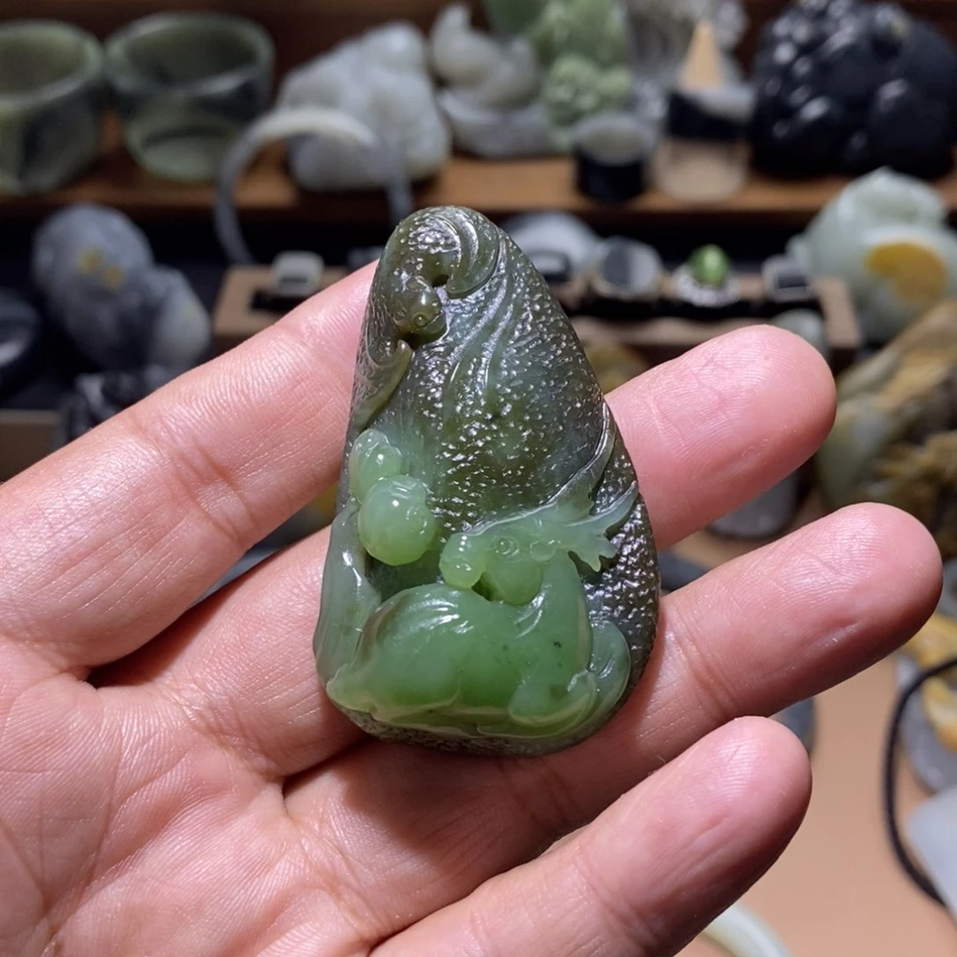 和田玉未镶嵌把件