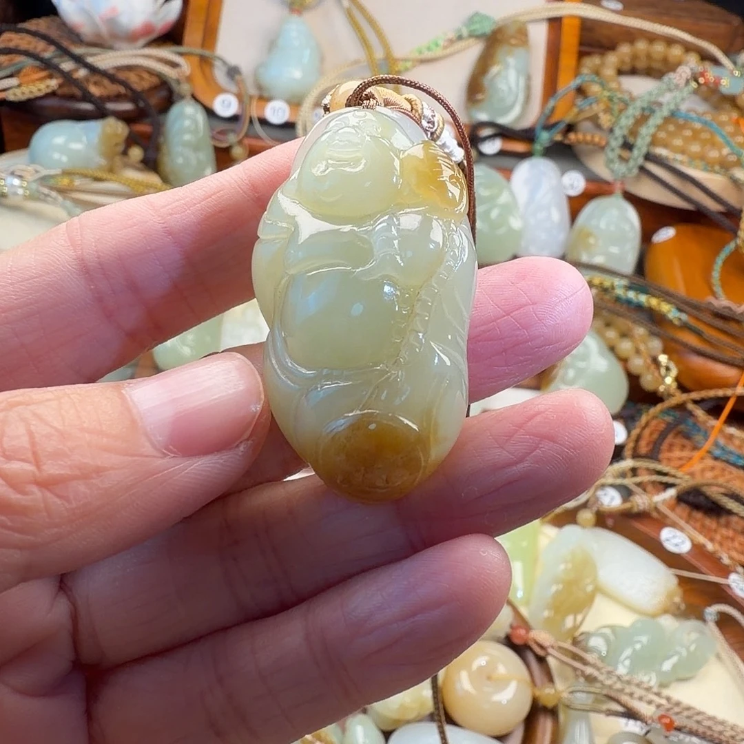 l***m和田玉未镶嵌颈饰