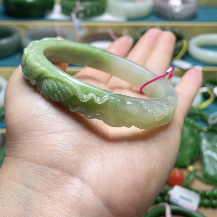 和田玉手镯60圈口。编号21未镶嵌