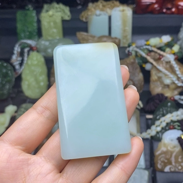 飞***哥颈饰未镶嵌和田玉（糖玉）无事牌