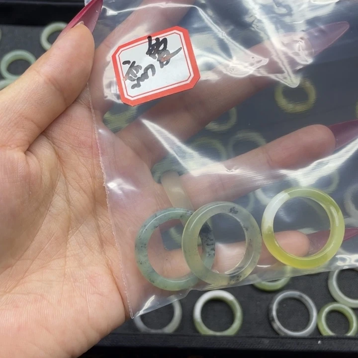 蛇纹石玉手镯未镶嵌好****?