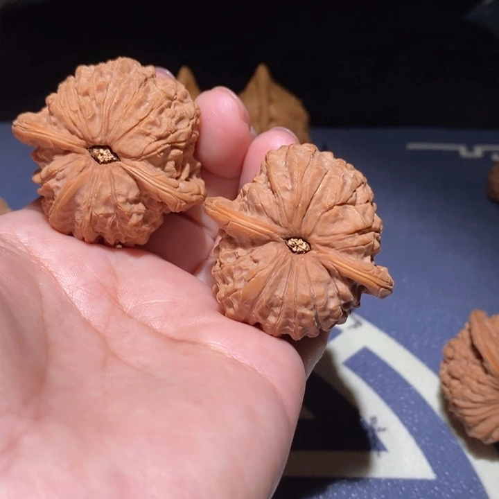 光***强文玩核桃吊坠血麒麟