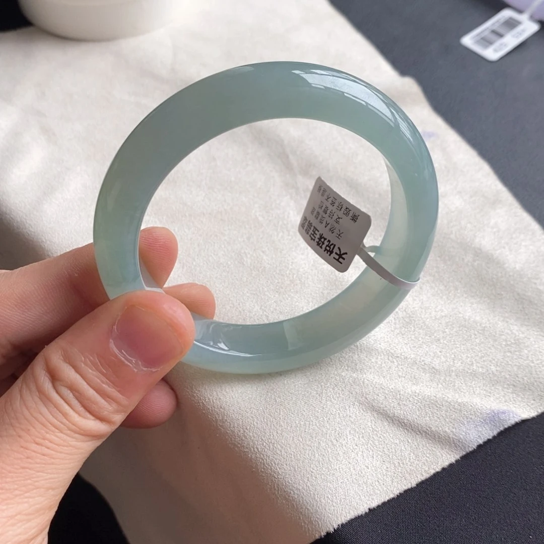 翡翠手镯未镶嵌翡翠