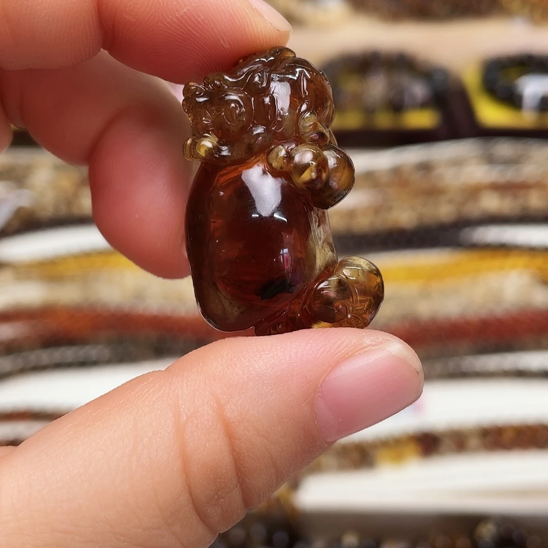 未镶嵌颈饰琥珀心*