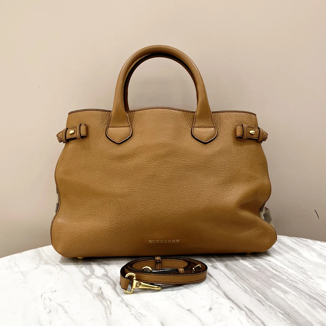 95新 BURBERRY/博柏利 96新，经典格纹拼皮中号班纳包 尺寸约35*24