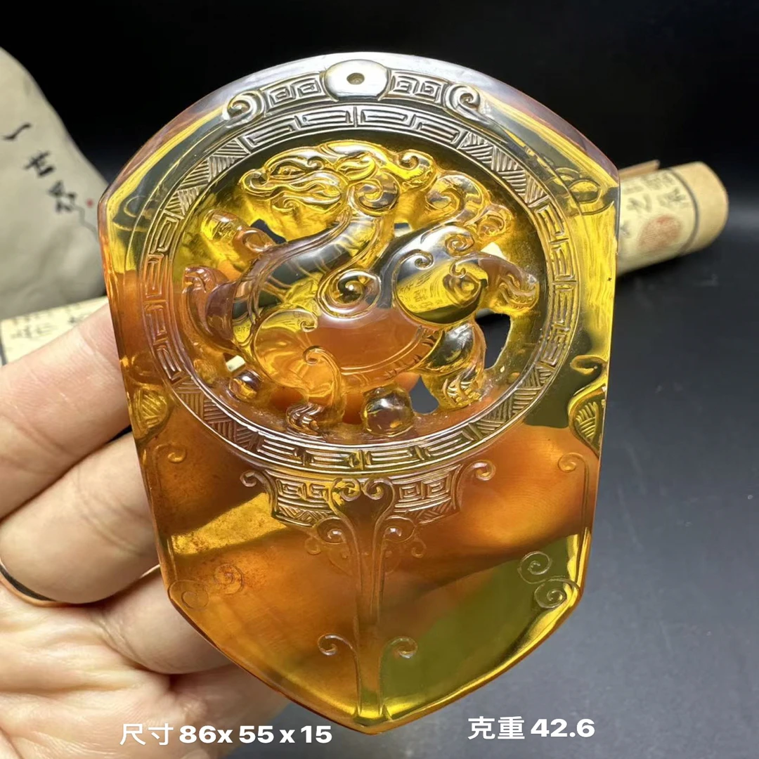 缅甸天然琥珀大师工雕刻仿古龙盾牌吊坠挂件