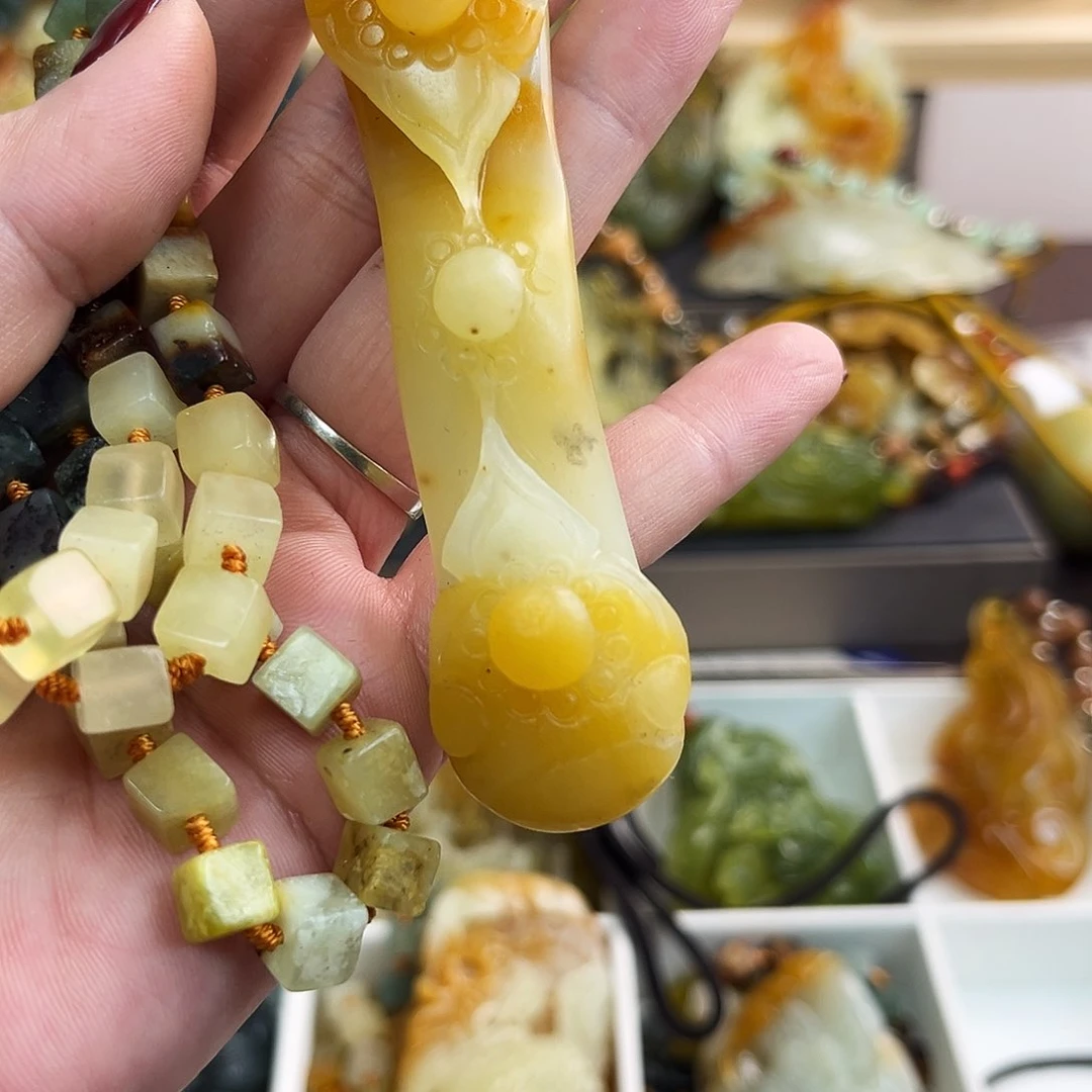 蛇纹石玉颈饰未镶嵌