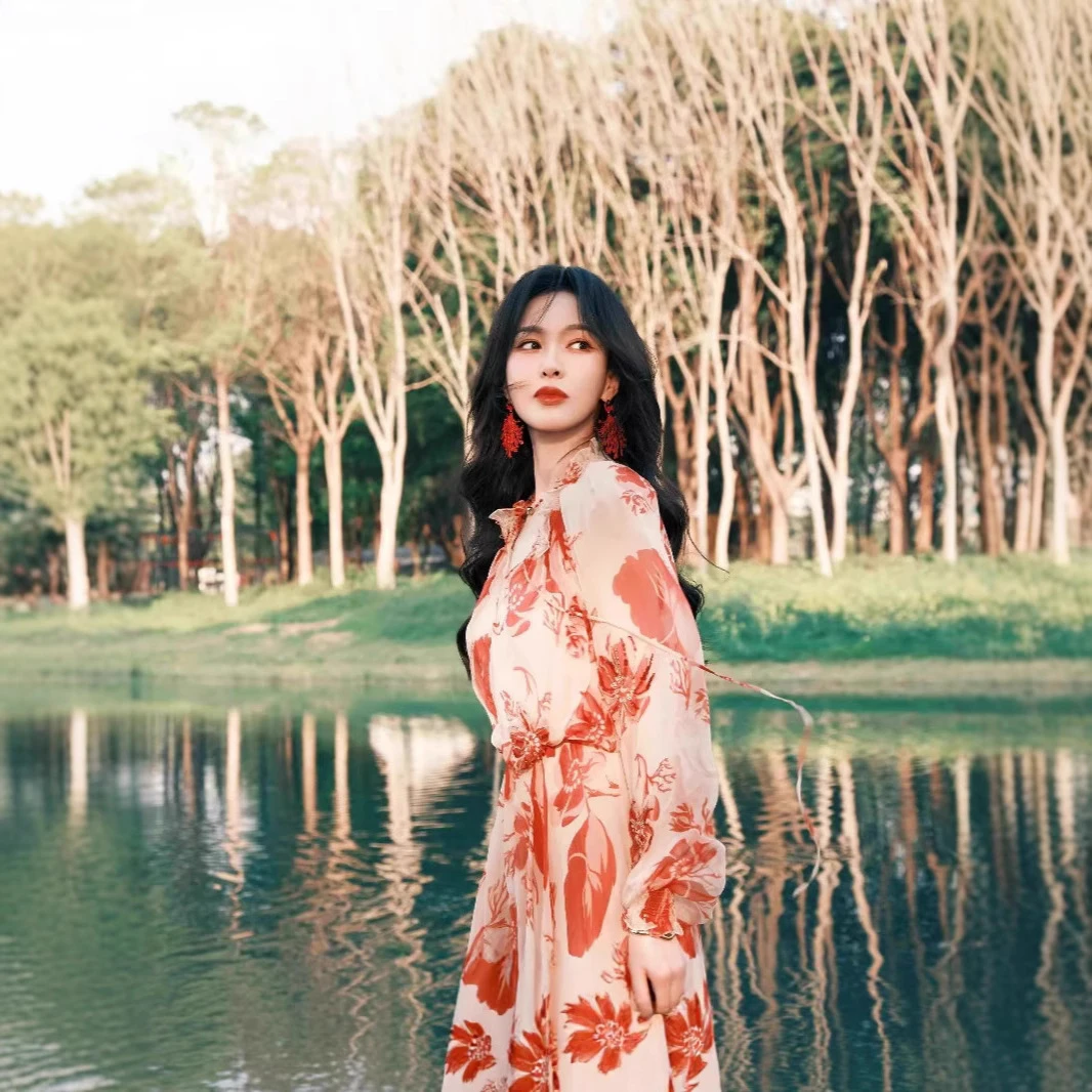 唐嫣同款法式长袖碎花连衣裙2025女夏高级感度假风收腰显瘦长裙子