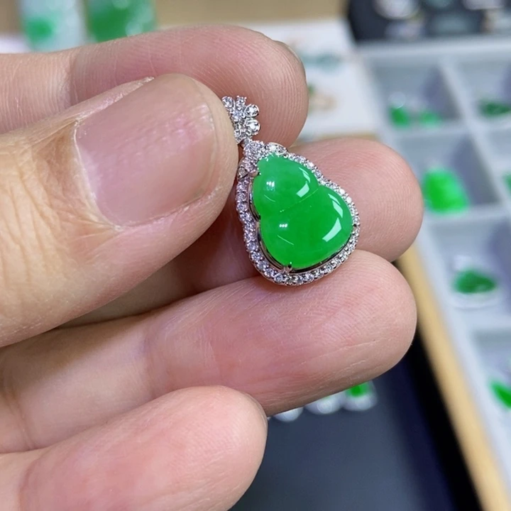 翡翠18K金镶嵌颈饰