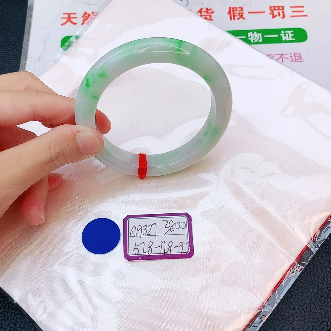 翡翠手镯未镶嵌翡翠