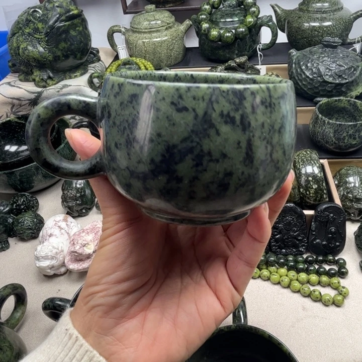 伊***V蛇纹石玉未镶嵌杯子