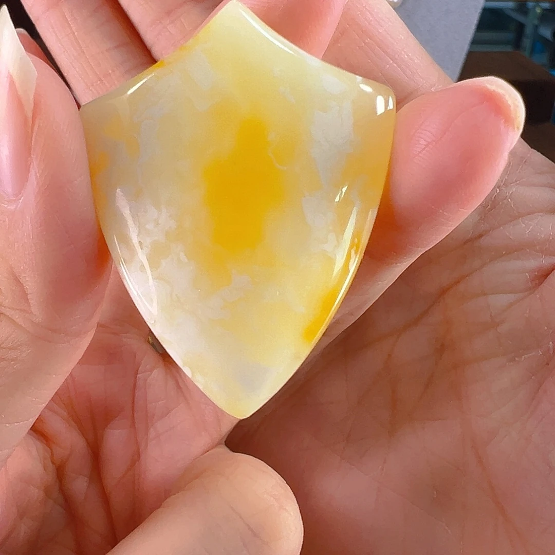蜜蜡未镶嵌颈饰金瓷白盾牌