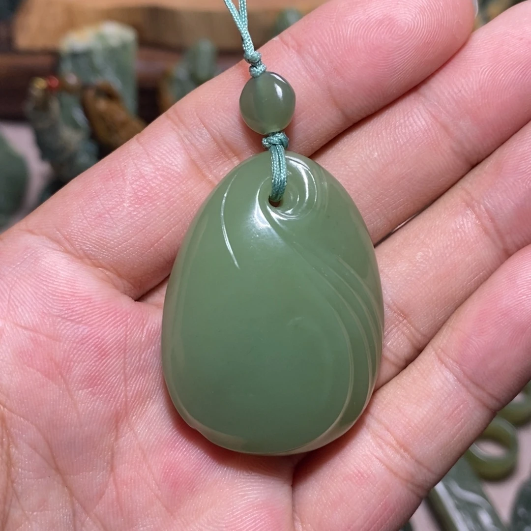 未镶嵌岫岩老玉（透闪石质玉）挂件