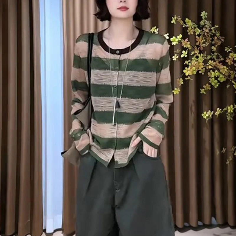 休闲绿色条纹圆领长袖薄款针织衫女春秋新款宽松开衫外套上衣