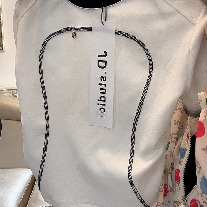 丑*鸭白色衬衫黑色紧身裤黑色高跟鞋墨镜