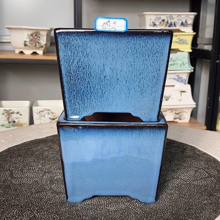 紫砂的花盆很漂亮