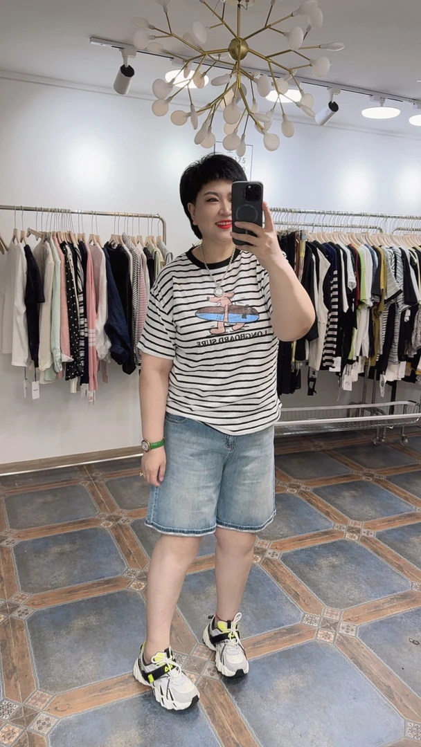 566夏季薄款条纹小狗滑板图案半袖t/胸围130衣长70