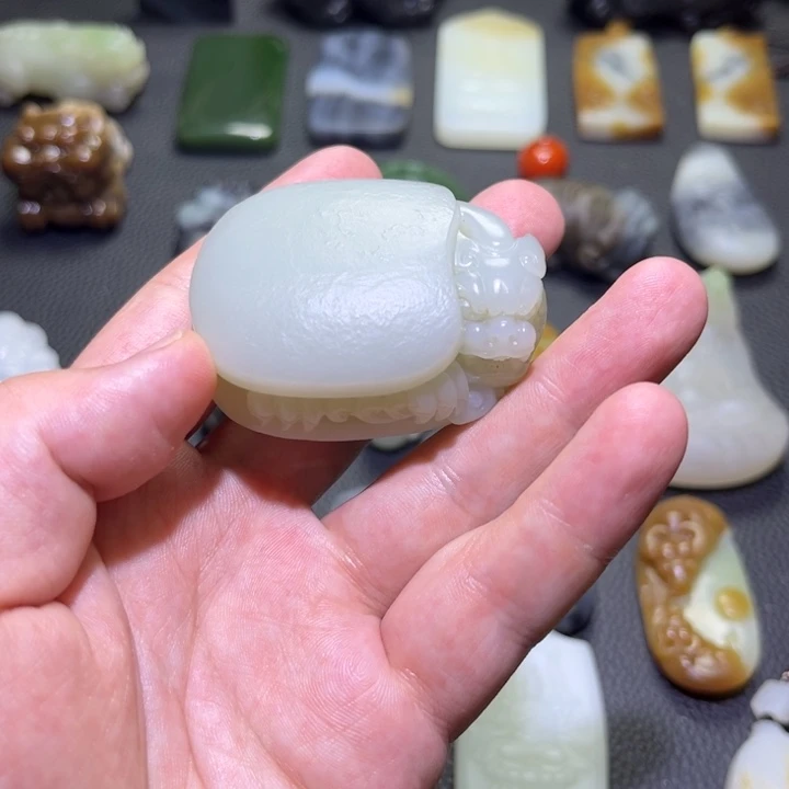 白***樓和田玉未镶嵌颈饰