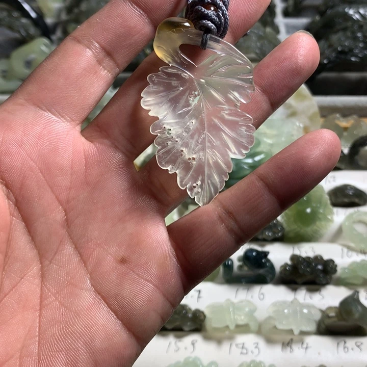 蛇纹石玉未镶嵌颈饰鸿运当头枫叶