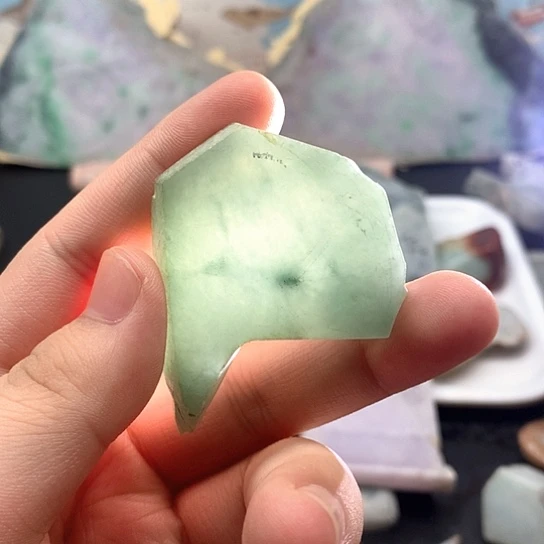 翡翠未镶嵌颈饰片料