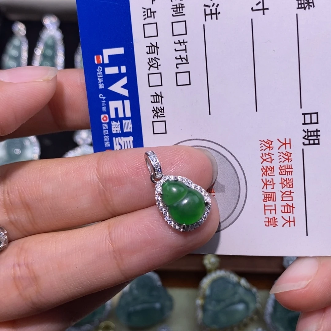 乐***妈颈饰银S925镶嵌翡翠天然