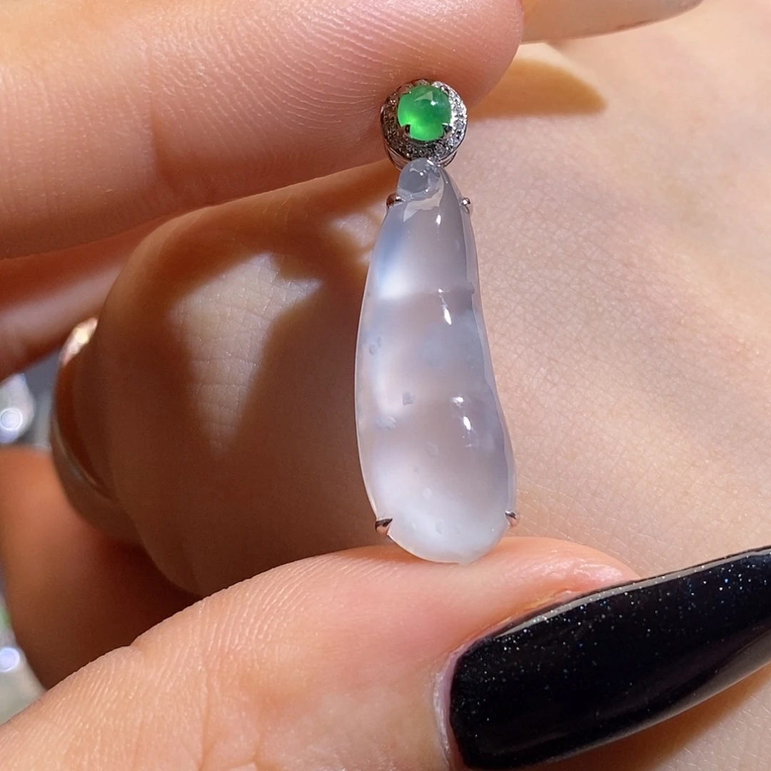 翡翠未镶嵌颈饰豆子