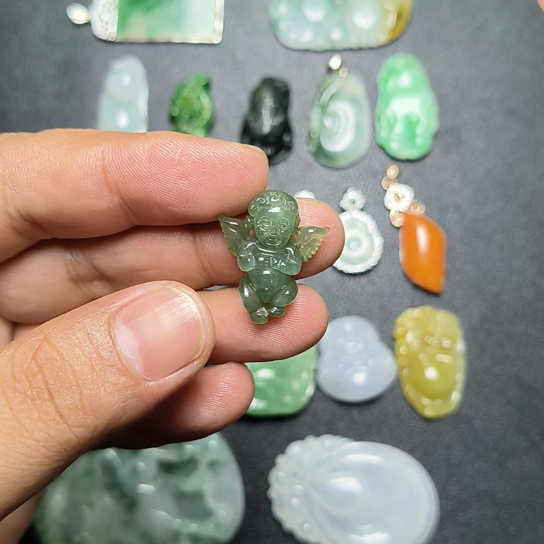 翡翠未镶嵌颈饰小天使