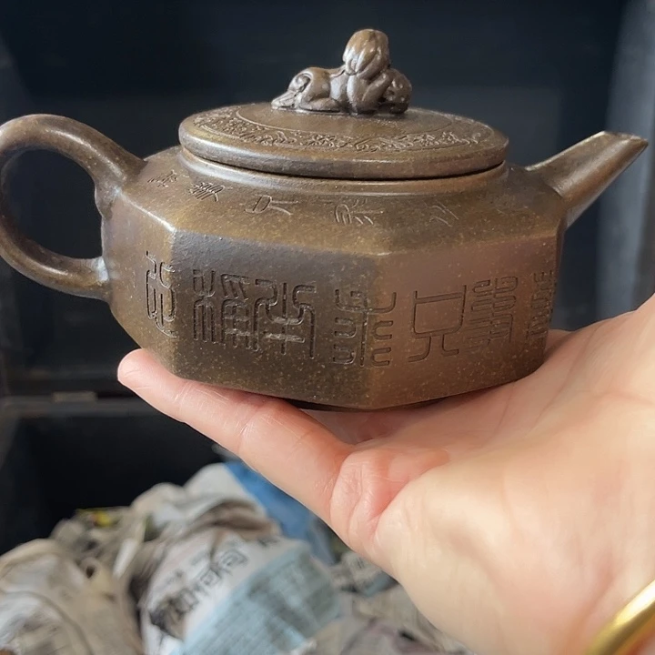 茶壶紫砂原矿泥料手工制作的一把紫砂壶。