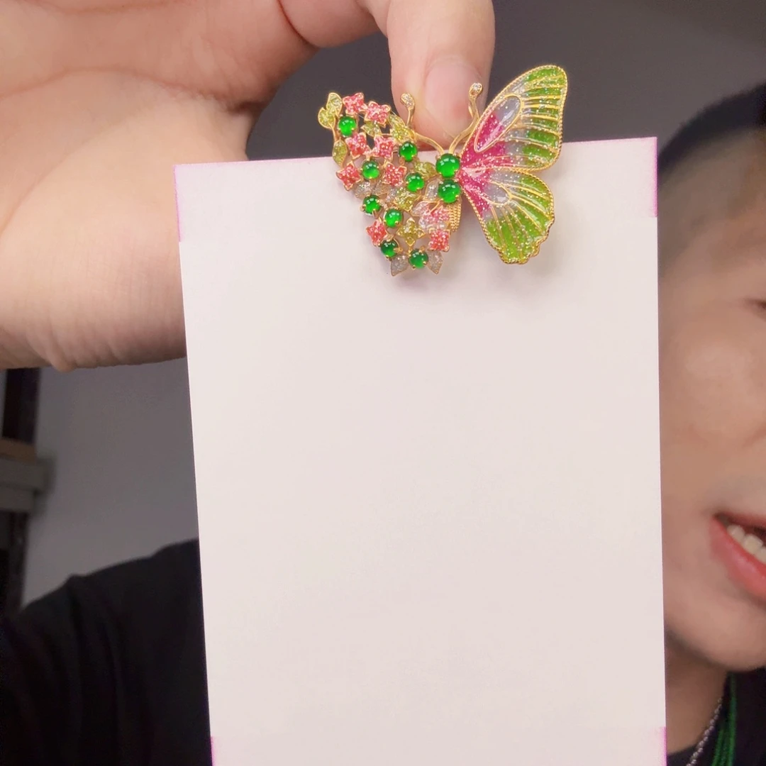 翡翠未镶嵌颈饰一件