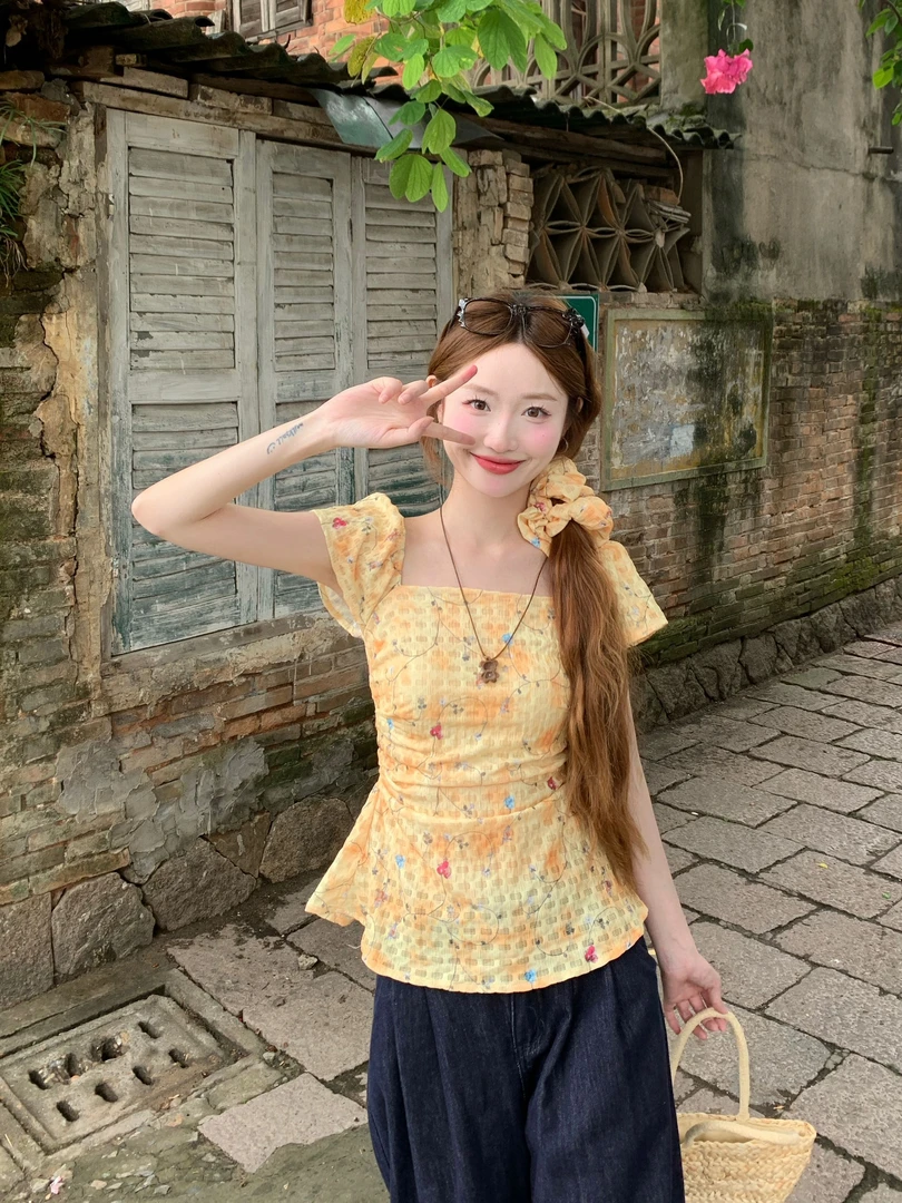 爱豆+《现货现发》法式甜美碎花方领小衫女收腰设计小飞袖上衣~夏季