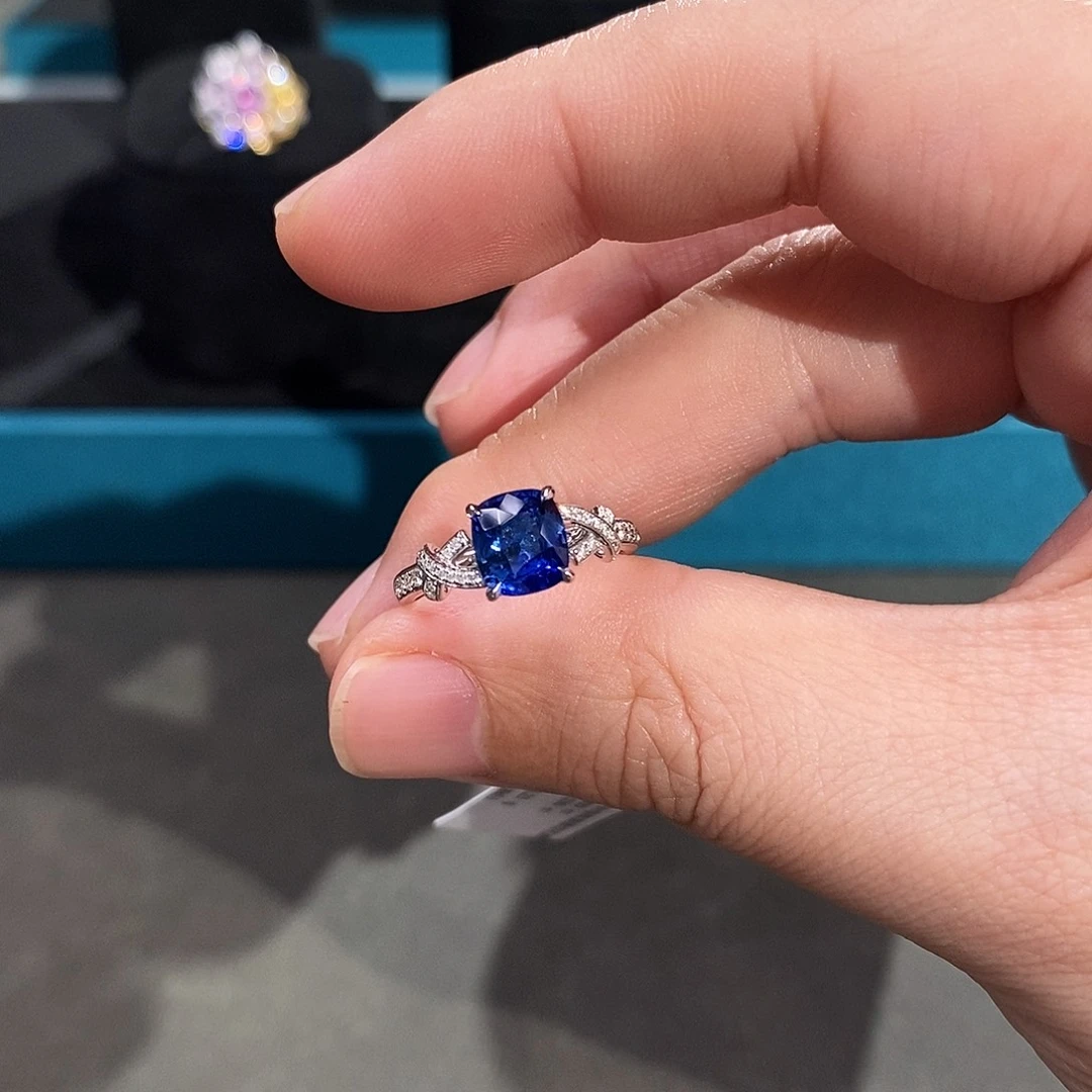 18K金镶嵌蓝宝石戒指吉尔德皇家蓝1.91ct