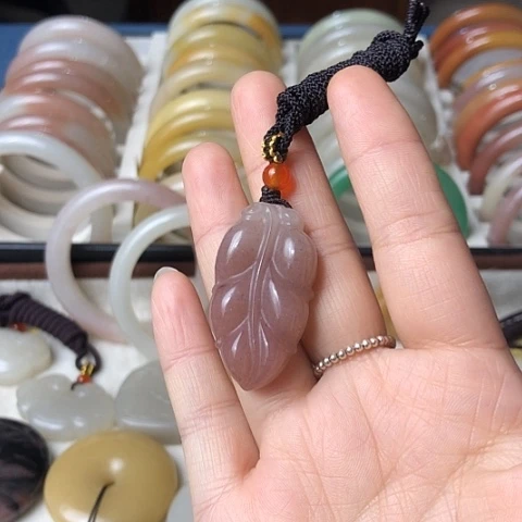 石英质玉未镶嵌颈饰