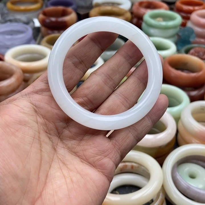 石英岩玉未镶嵌手镯白月光