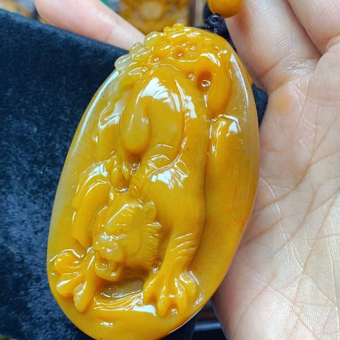 未镶嵌石英质玉（黄龙玉）颈饰