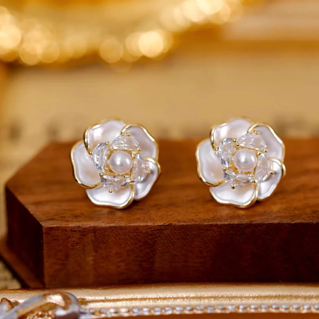 铜合金合成锆石耳饰 《山茶花》耳钉小香风轻奢法式简约优雅时尚